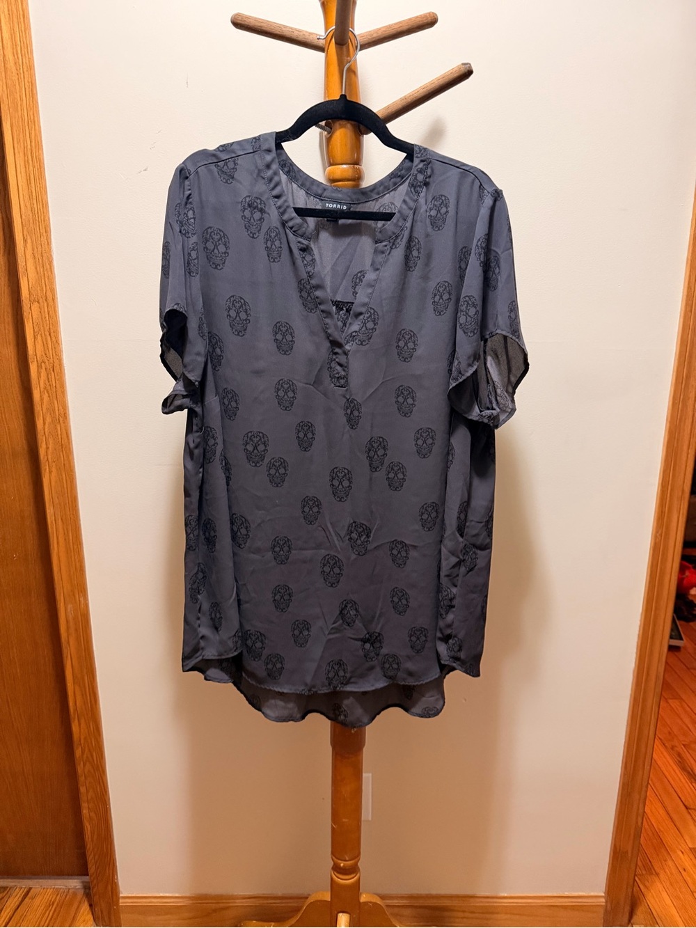 Torrid size 3 Gray Short-Sleeve Skull Print Blouse